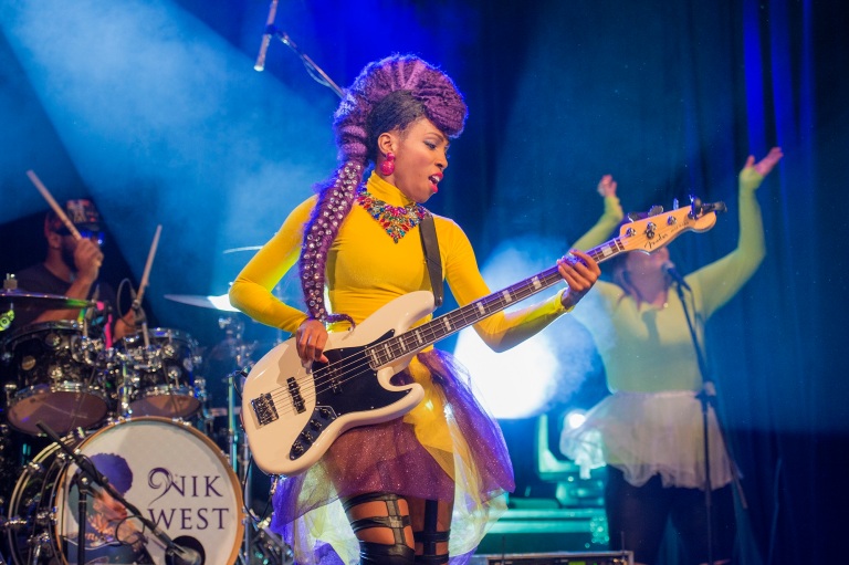 Nik West: uma artista completa e de moicano roxo